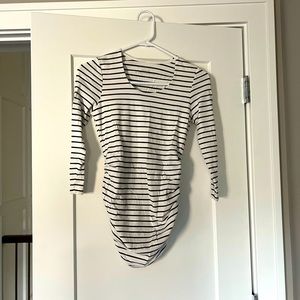 A Pea in the Pod Luxe Side Ruched 3/4 Sleeve Maternity Shirt (black/white) - XS